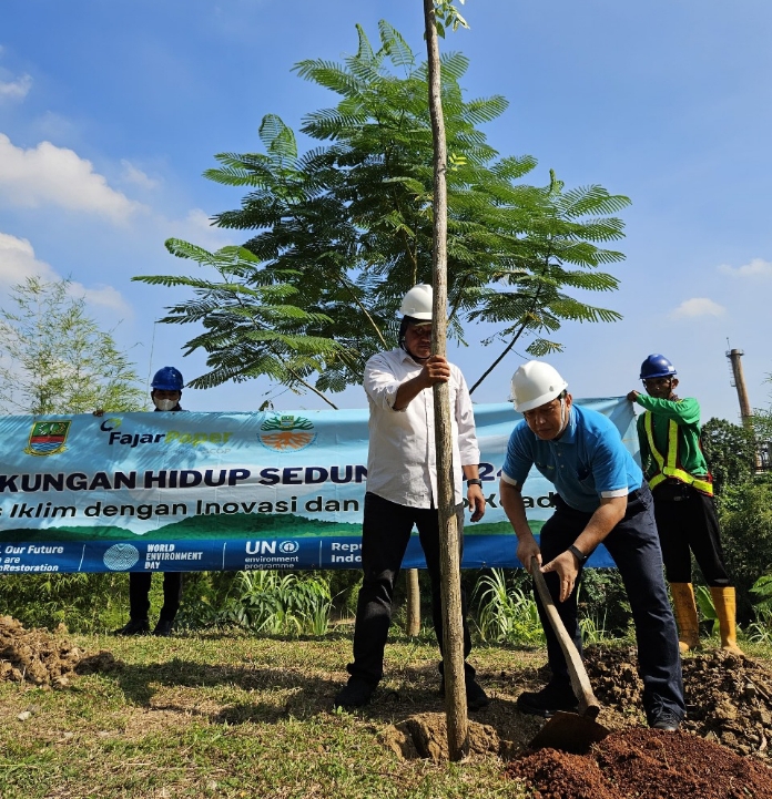 Peringati Hari Lingkungan Hidup, DLH Kabupaten Bekasi Hadiri Acara Penanaman Pohon Bersama Fajar Paper