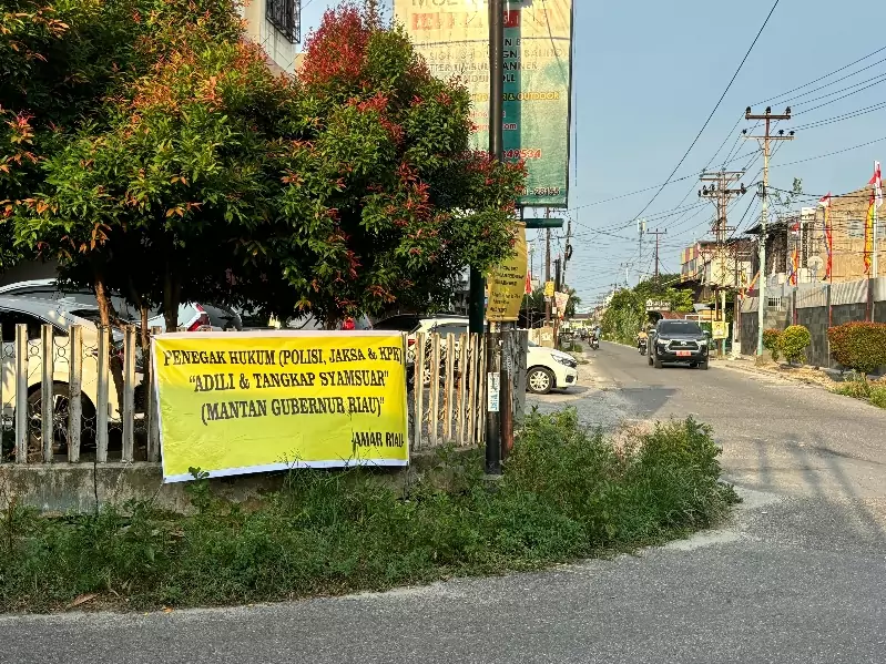 Spanduk “Adili & Tangkap Mantan Gubernur Riau Syamsuar” Bertebaran di Provinsi Riau