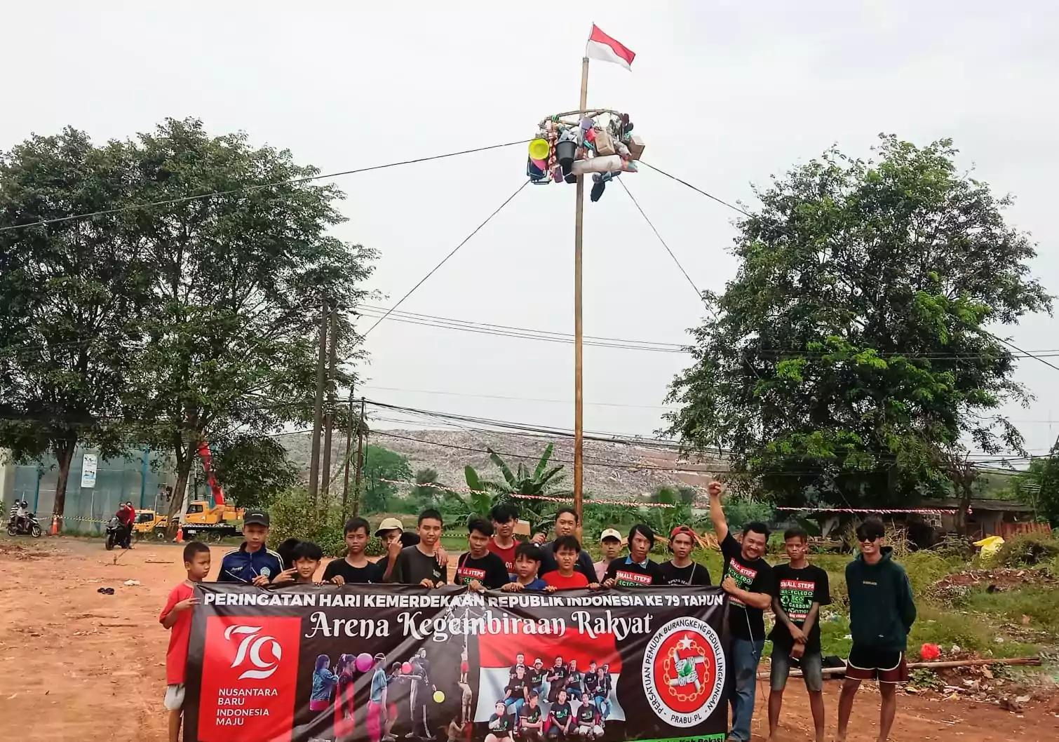 Di Tepi Gunung Sampah, Warga Sekitar TPA Burangkeng Rayakan HUT RI Ke-79 dengan Meriah