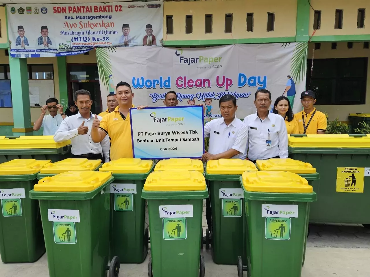 Peringati World Cleanup Day, Fajar Paper Adakan Edukasi Pengelolaan Sampah bagi Anak-Anak SD di Muara Gembong