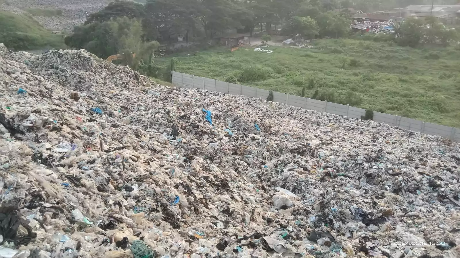 Warga Ciledug Keluhkan Bau TPA Burangkeng, Minta Perhatian Pemkab Bekasi